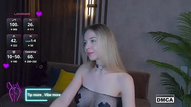 Snapshot of Holl1Would chatting on 03/02/25, 10:59 Holl1Would online show from 03/02/25, 10:59