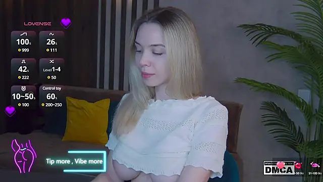 Snapshot of Holl1Would chatting on 03/03/25, 06:37 Holl1Would online show from 03/03/25, 06:37