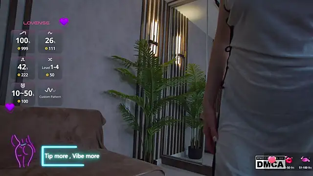 Snapshot of Holl1Would chatting on 03/15/25, 06:47 Holl1Would online show from 03/15/25, 06:47