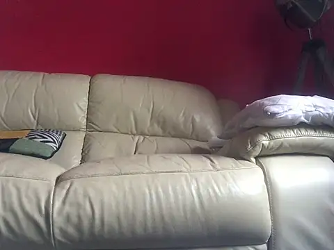 Snapshot of louh261 chatting on 10/22/25, 07:52 louh261 online show from 10/22/25, 07:52