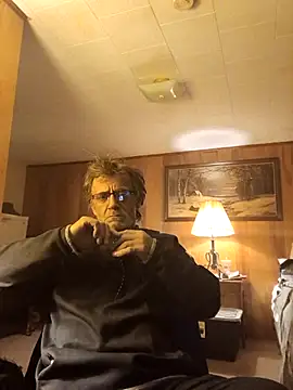 Snapshot of OralDesires2 chatting on 10/19/25, 01:06 OralDesires2 online show from 10/19/25, 01:06