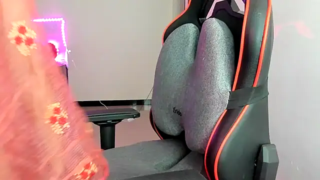 Snapshot of South_indian_tickly chatting on 12/06/24, 10:41 South indian tickly online show from 12/06/24, 10:41