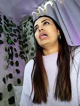 aisha es online show from 02/22/25, 06:19