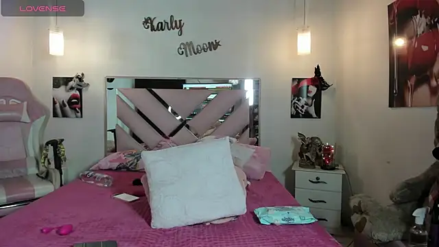 Snapshot of Karly_moon chatting on 12/03/24, 07:43 Karly moon online show from 12/03/24, 07:43