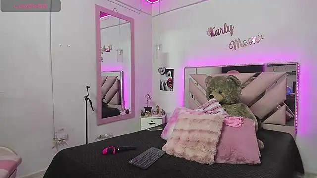 Snapshot of Karly_moon chatting on 09/13/25, 12:21 Karly moon online show from 09/13/25, 12:21