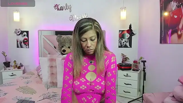 Snapshot of Karly_moon chatting on 09/17/25, 08:10 Karly moon online show from 09/17/25, 08:10