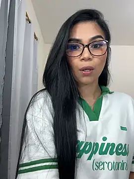 Snapshot of MauraGray chatting on 02/17/26, 07:42 MauraGray online show from 02/17/26, 07:42