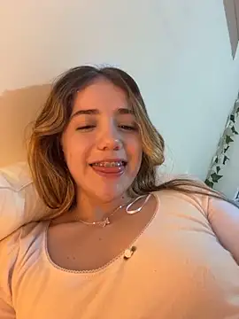 Snapshot of ShelbyHagen chatting on 11/08/25, 03:07 ShelbyHagen online show from 11/08/25, 03:07