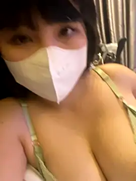 Snapshot of Onee-Chew chatting on 12/14/25, 11:37 Onee-Chew online show from 12/14/25, 11:37