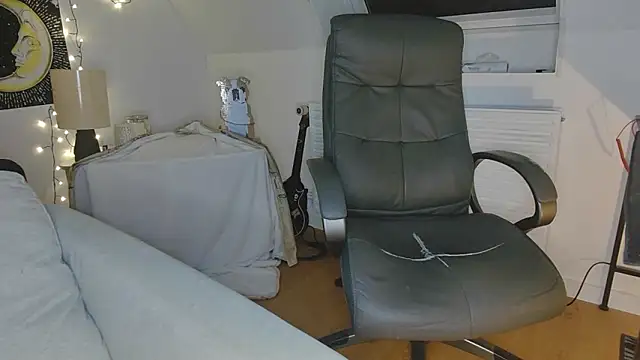 Snapshot of Nyl0nnickb0y chatting on 02/15/26, 07:54 Nyl0nnickb0y online show from 02/15/26, 07:54