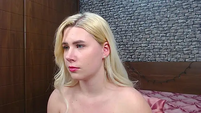 Snapshot of CuteBlondeMe chatting on 03/09/25, 08:52 CuteBlondeMe online show from 03/09/25, 08:52