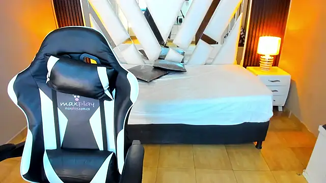 Linda4Petite online show from 10/31/25, 06:09