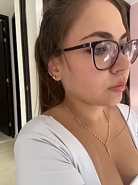 Snapshot of NatashaCruz- chatting on 11/06/25, 08:43 NatashaCruz- online show from 11/06/25, 08:43