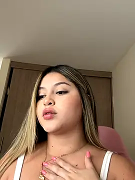 lunablossom  online show from 10/04/25, 08:07