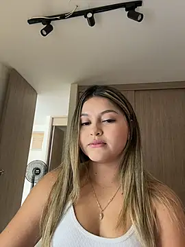 Snapshot of lunablossom_ chatting on 02/28/26, 06:20 lunablossom online show from 02/28/26, 06:20