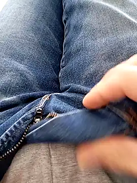 Snapshot of mickzizi chatting on 02/04/25, 12:44 mickzizi online show from 02/04/25, 12:44