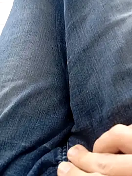 Snapshot of mickzizi chatting on 12/17/25, 10:32 mickzizi online show from 12/17/25, 10:32