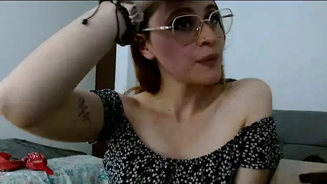 Snapshot of Juls_winter_ chatting on 04/15/26, 07:21 Juls winter online show from 04/15/26, 07:21