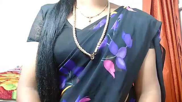 Snapshot of tamilharini chatting on 09/09/25, 04:45 tamilharini online show from 09/09/25, 04:45