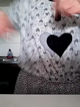 Snapshot of Moi_Lina chatting on 10/15/25, 11:10 Moi Lina online show from 10/15/25, 11:10