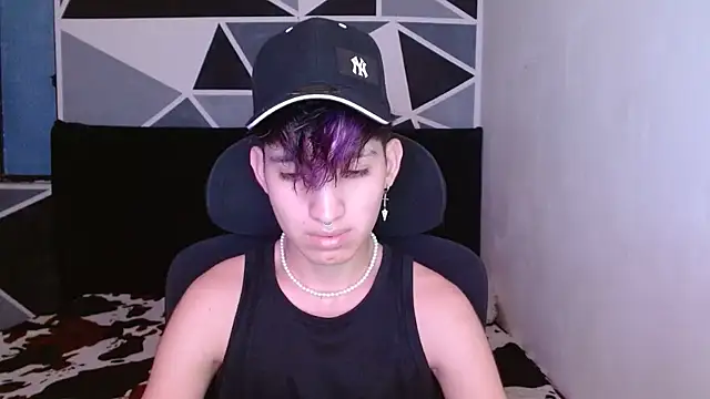 Snapshot of littlextreme chatting on 12/16/24, 04:02 littlextreme online show from 12/16/24, 04:02