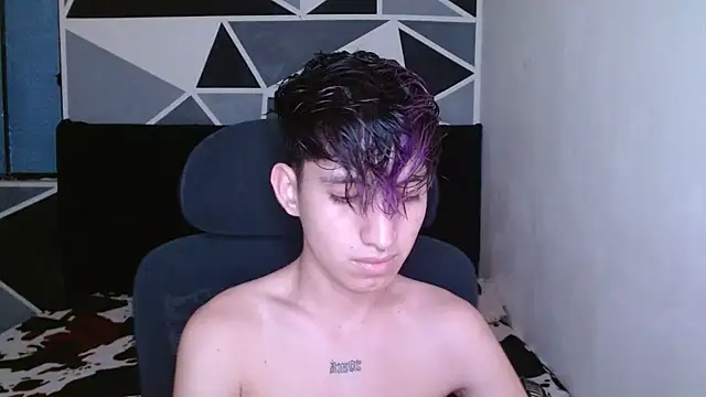 Snapshot of littlextreme chatting on 12/18/24, 02:21 littlextreme online show from 12/18/24, 02:21