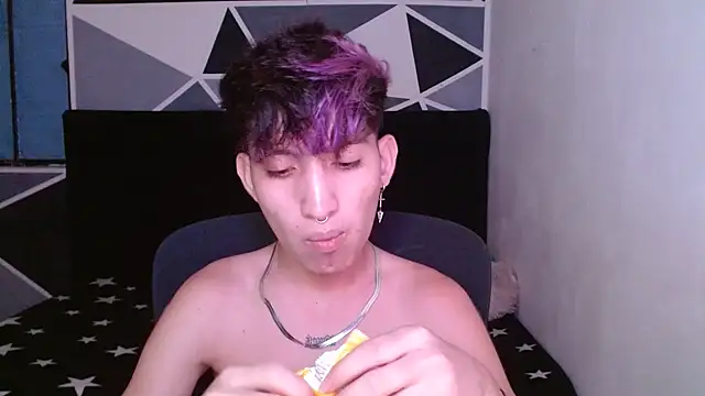 Snapshot of littlextreme chatting on 12/22/24, 02:39 littlextreme online show from 12/22/24, 02:39