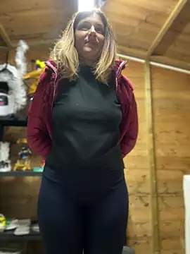 DaisyVibesss online show from 12/08/24, 04:18