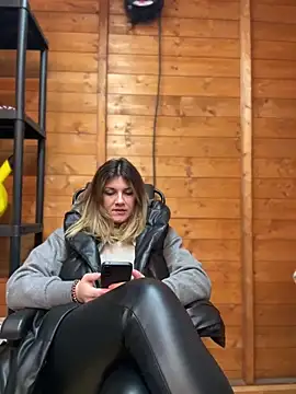 Snapshot of DaisyVibesss chatting on 01/04/25, 03:49 DaisyVibesss online show from 01/04/25, 03:49