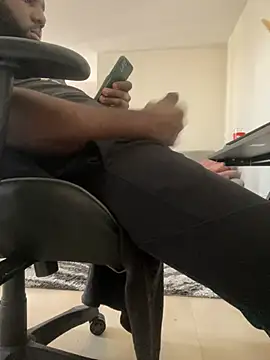 Snapshot of waakenda chatting on 12/27/24, 10:55 waakenda online show from 12/27/24, 10:55