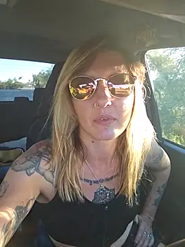 SheIsSomething online show from 12/01/25, 11:21