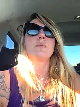 Snapshot of SheIsSomething chatting on 04/17/26, 11:19 SheIsSomething online show from 04/17/26, 11:19