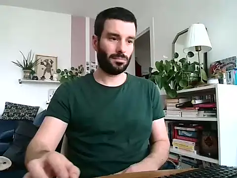 Snapshot of Simon-tem chatting on 03/05/26, 01:18 Simon-tem online show from 03/05/26, 01:18