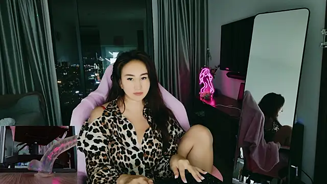 Snapshot of AsianQueens chatting on 12/22/25, 03:09 AsianQueens online show from 12/22/25, 03:09