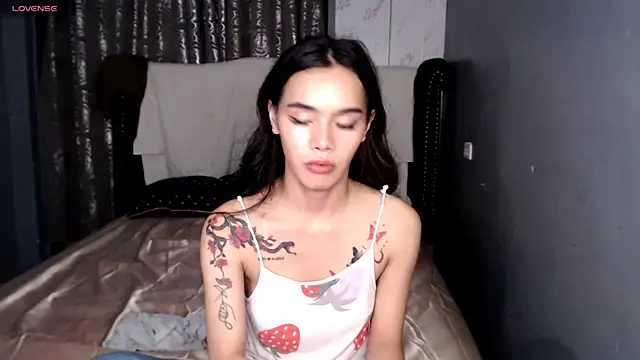 Snapshot of shecutie69 chatting on 12/01/25, 04:01 shecutie69 online show from 12/01/25, 04:01