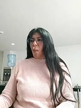 Snapshot of aisha_latina chatting on 10/28/25, 03:36 aisha latina online show from 10/28/25, 03:36