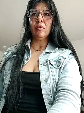 Snapshot of aisha_latina chatting on 11/10/25, 04:50 aisha latina online show from 11/10/25, 04:50