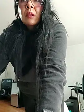 Snapshot of aisha_latina chatting on 11/11/25, 01:55 aisha latina online show from 11/11/25, 01:55