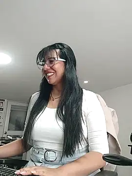 Snapshot of aisha_latina chatting on 11/14/25, 03:44 aisha latina online show from 11/14/25, 03:44