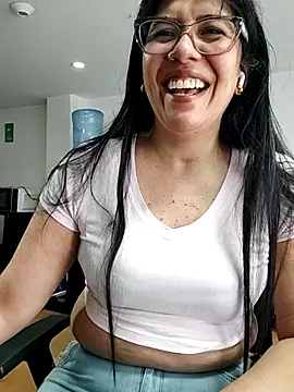 aisha latina online show from 06/25/26, 02:43