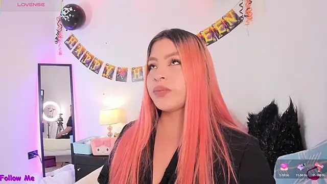 Snapshot of SophieRossi chatting on 10/30/25, 04:03 SophieRossi online show from 10/30/25, 04:03