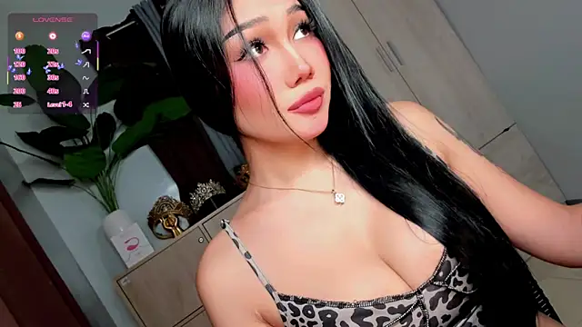 Snapshot of Icon1c_LiLy chatting on 05/17/26, 05:31 Icon1c LiLy online show from 05/17/26, 05:31