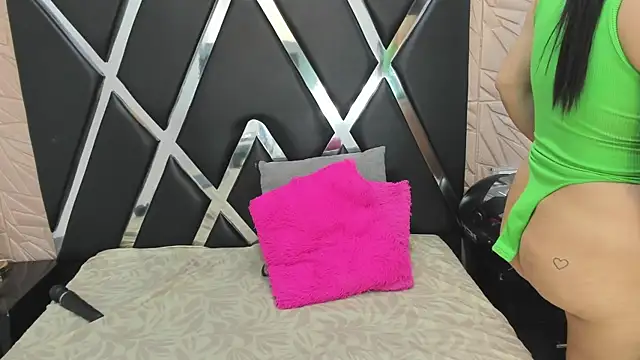 Snapshot of MiaCelestte chatting on 01/02/25, 08:02 MiaCelestte online show from 01/02/25, 08:02