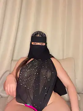 Snapshot of arabiaAna chatting on 12/22/25, 11:35 arabiaAna online show from 12/22/25, 11:35