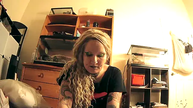 Snapshot of dejadeloree chatting on 02/05/25, 03:02 dejadeloree online show from 02/05/25, 03:02