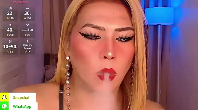 Snapshot of QUEEN_GIAMOORE69 chatting on 12/14/24, 01:28 QUEEN GIAMOORE69 online show from 12/14/24, 01:28