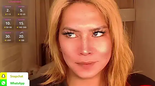 Snapshot of QUEEN_GIAMOORE69 chatting on 12/20/24, 10:54 QUEEN GIAMOORE69 online show from 12/20/24, 10:54