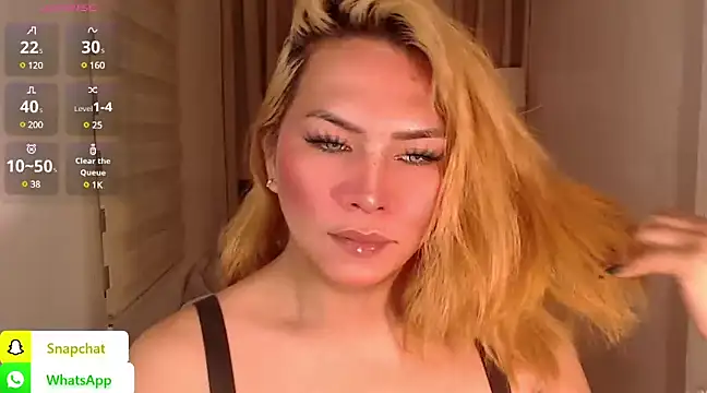 Snapshot of QUEEN_GIAMOORE69 chatting on 12/27/24, 12:39 QUEEN GIAMOORE69 online show from 12/27/24, 12:39