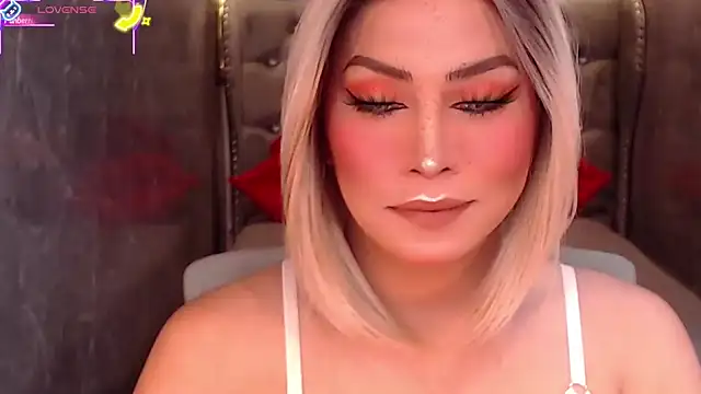 Snapshot of QUEEN_GIAMOORE69 chatting on 09/22/25, 06:32 QUEEN GIAMOORE69 online show from 09/22/25, 06:32