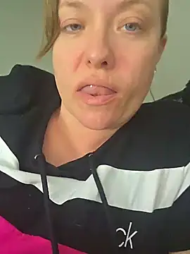 julimonroe online show from 06/11/26, 02:53